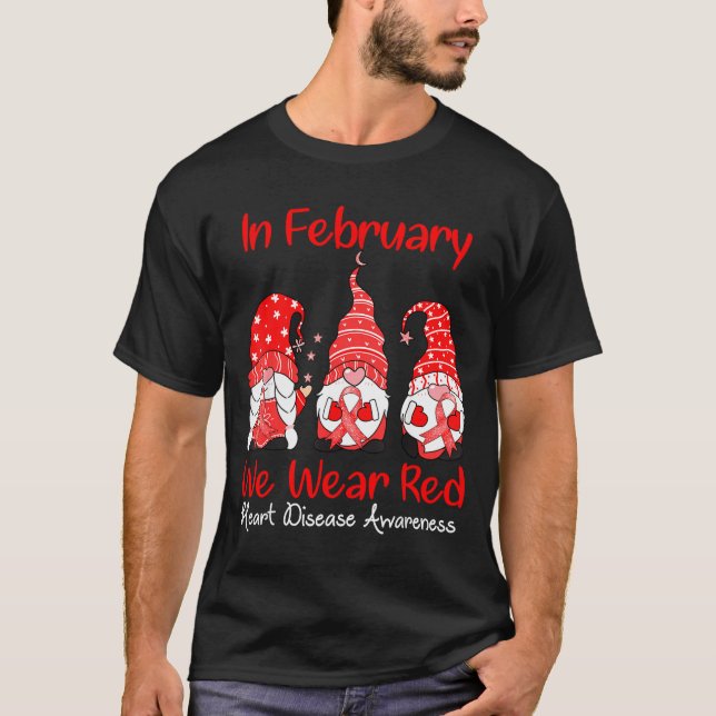 Camiseta In February We Wear Red Three Gnomes Heart Disease (Frente)