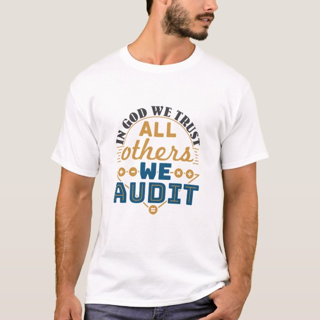Camiseta In God We Trust All Others We Audit Funny Auditor (Frente)