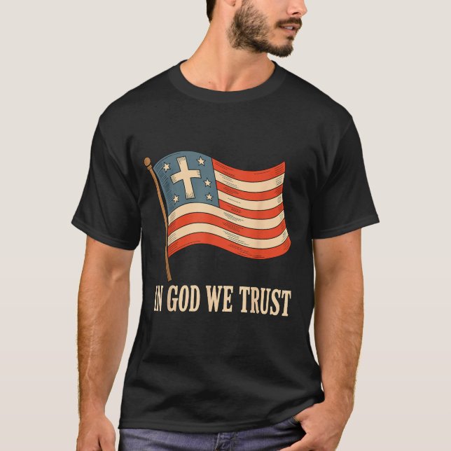 Camiseta In God We Trust American Flag Cross Faith 4th Of J (Frente)
