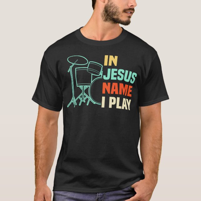 Camiseta In Jesus Name I Play Drums Christian Worship Drumm (Frente)