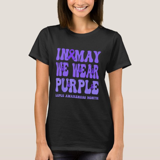 Camiseta in may we wear purple lupus awareness month groovy (Frente)