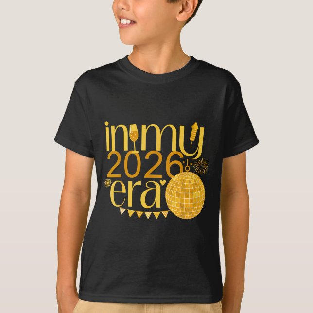 Camiseta In My 2026 Era Happy New Year Party Countdown Fami (Frente)