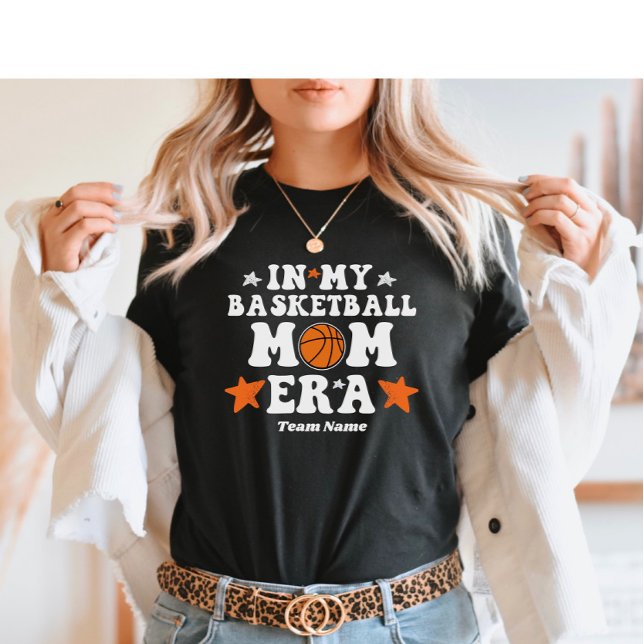 Camiseta In My Basketball Mom Era – Custom Team Name (Criador carregado)