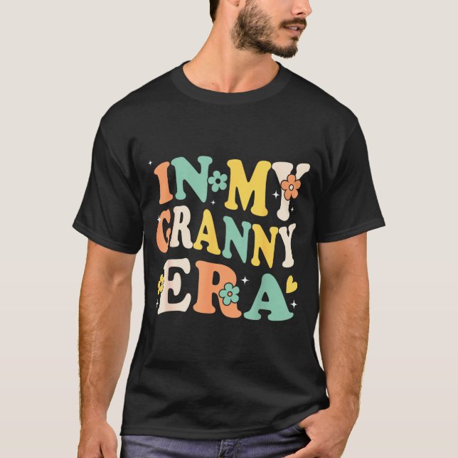 Camiseta In My Granny Era Funny Sarcastic Groovy Retro Moth (Frente)