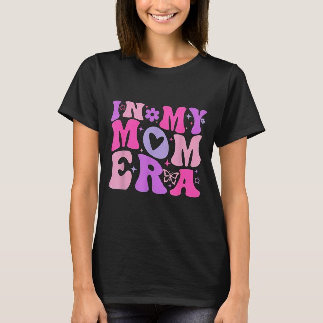 Camiseta in My Mom Era Lover Groovy Retro Mom Mother's Day  (Frente)