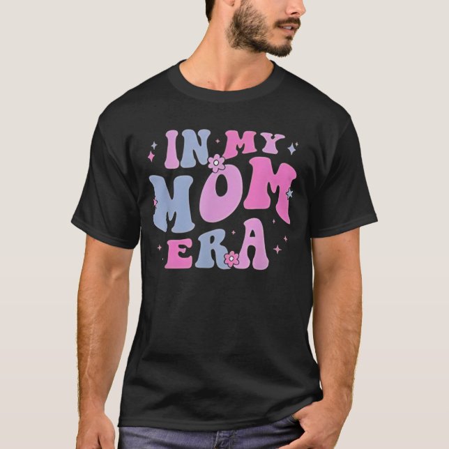 Camiseta in My Mom Era Lover Groovy Retro Mom Mother's Day  (Frente)