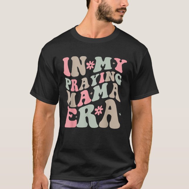 Camiseta In My Praying Mama Era Religious Mom Christian Mot (Frente)