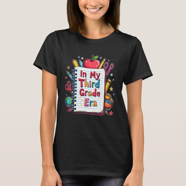Camiseta in My Third Grade Era Teacher Kids 3rd Grade Back  (Frente)