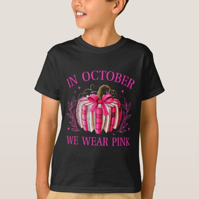 Camiseta In October We Wear Nk Pumpkin Book Breast Cancer A (Frente)