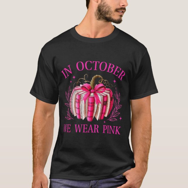 Camiseta In October We Wear Nk Pumpkin Book Breast Cancer A (Frente)