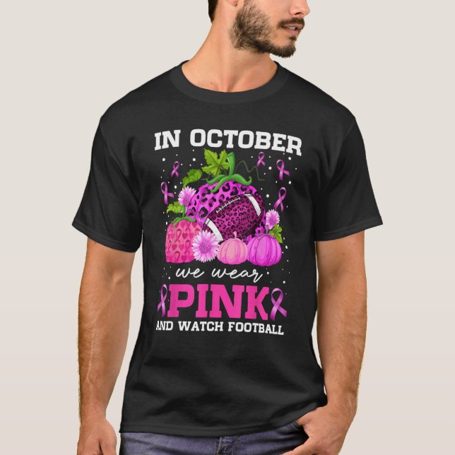 Camiseta In October We Wear Pink and Watch Football Hallowe (Frente)