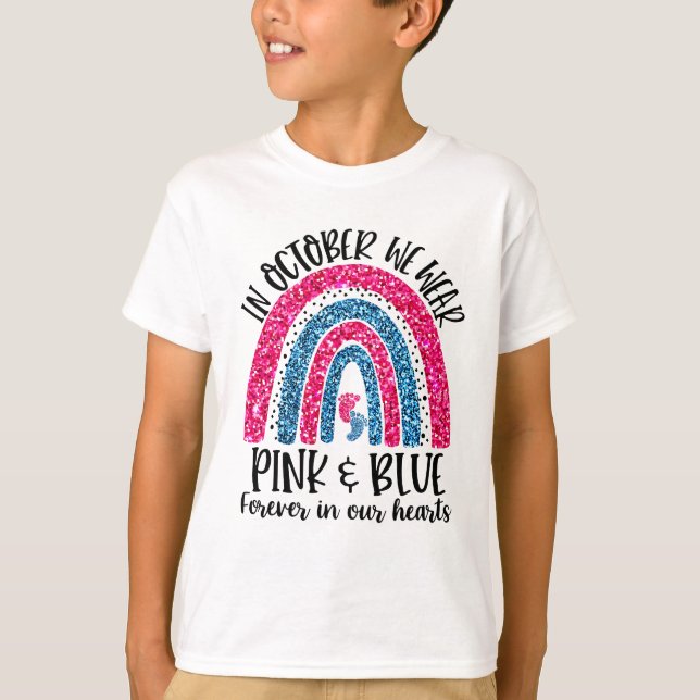 Camiseta in October We Wear Pink & Blue, Forever in Our Hea (Frente)