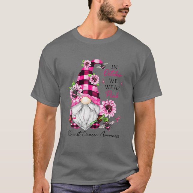 Camiseta In October We Wear Pink Gnome Breast Cancer Awaren (Frente)