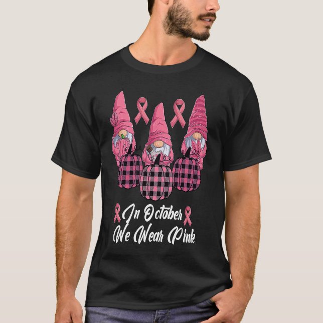 Camiseta In October We Wear Pink Pumpkin Plaid Gnomes (Frente)