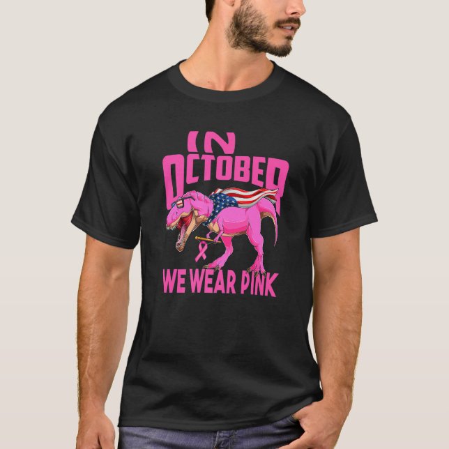 Camiseta In October We Wear Pink Rex Mom American Flag Wome (Frente)