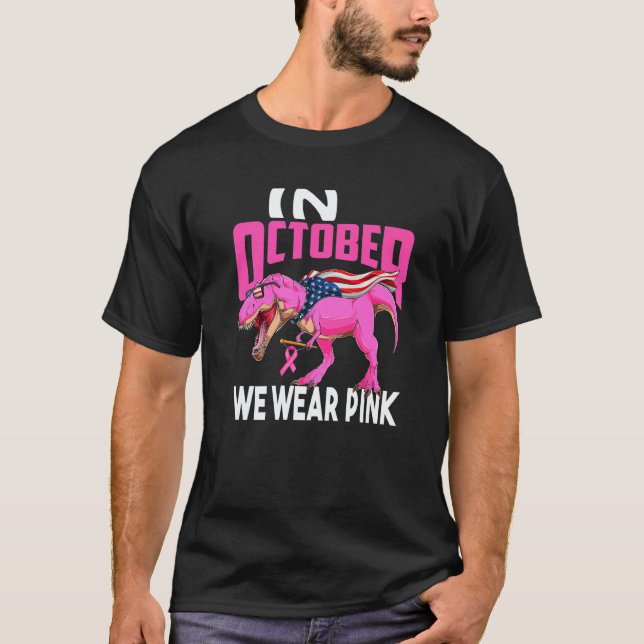 Camiseta In October We Wear Pink Rex Mom American Flag Wome (Frente)