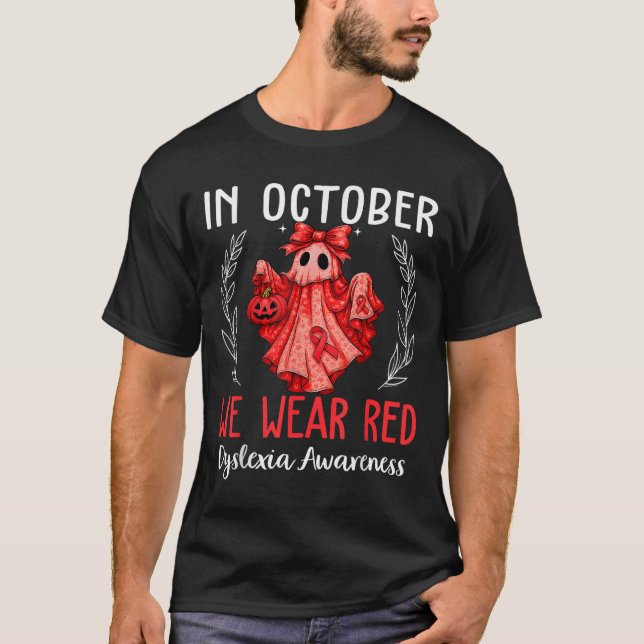 Camiseta In October We Wear Red Dyslexia Awareness Month  (Frente)