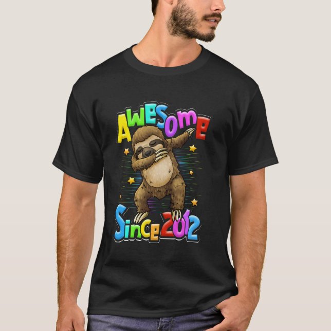 Camiseta Incrível desde 2012 8º aniversário Sloth Dabbing 8 (Frente)