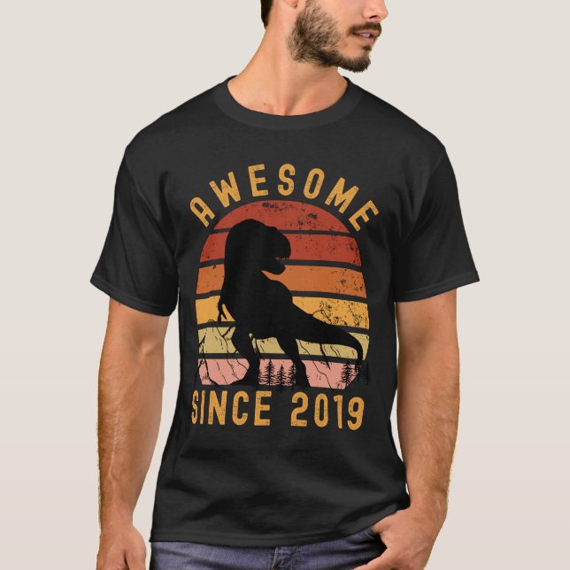 Camiseta Incrível Desde 2019 Dinossauro (Frente)