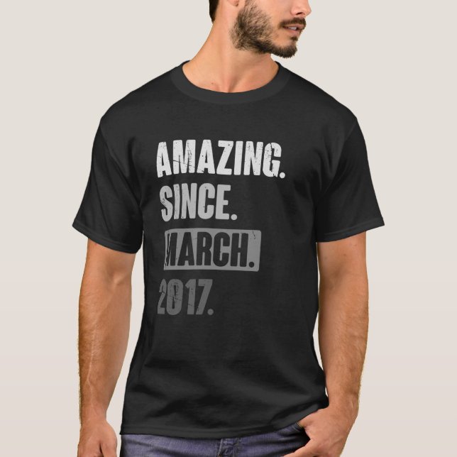 Camiseta Incrível desde março de 2017, 6 de aniversário (Frente)