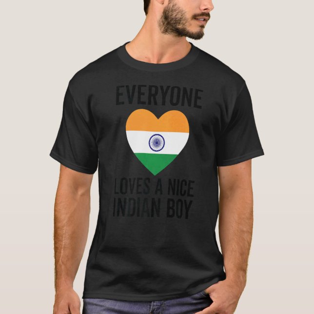 Camiseta Indiano Bandeira Todo Mundo Adora Um Bom Menino In (Frente)