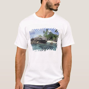 Camiseta Indonésia. Formações rochosas ao longo da costa