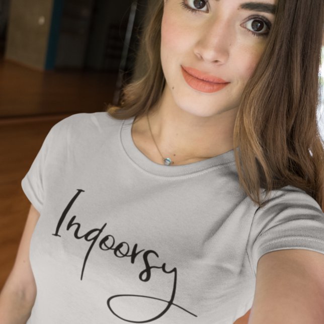 Camiseta Indoorsy Script Engraçado (Criador carregado)
