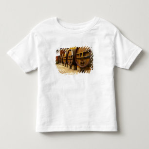Camiseta Infantil A adega da vinícola com grandes barris de madeira