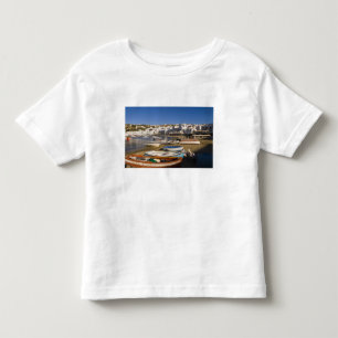 Camiseta Infantil A cidade portuária com barcos de pesca coloridos