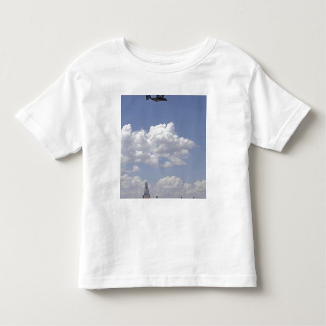 Camiseta Infantil A CV- 22 Osprey voa sobre um Hércules C- 130 (Frente)