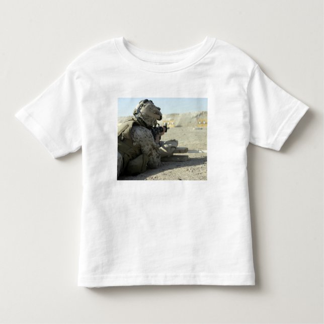 Camiseta Infantil A Marine dispara uma espingarda de serviço M16A2 (Frente)