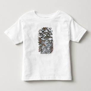 Camiseta Infantil A neve enche os galhos das árvores de pinheiro pon