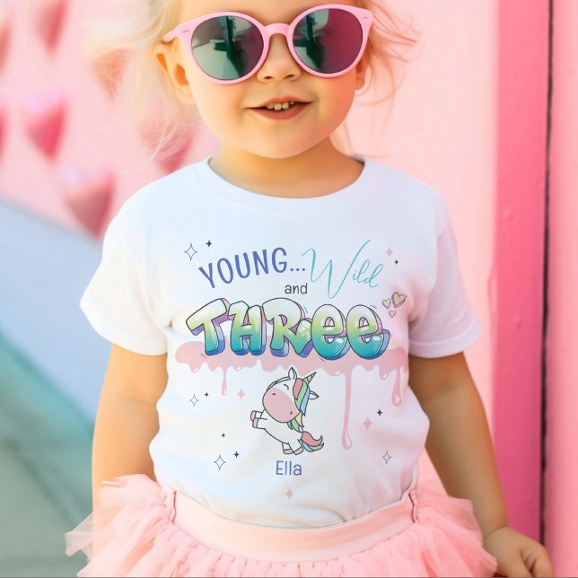 Camiseta Infantil Aniversário de 3 anos de Nome Personalizado do Uni (Cute magical unicorn Young Wild and THREE graffiti pink paint drips fairy tale girl birthday tshirt )