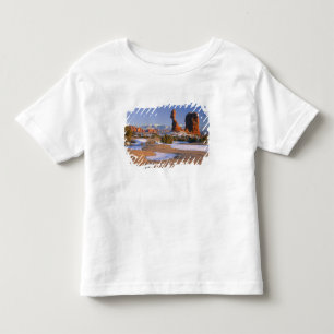 Camiseta Infantil ARCHES NATIONAL PARK, UTAH. EUA. Rock Equilibrado
