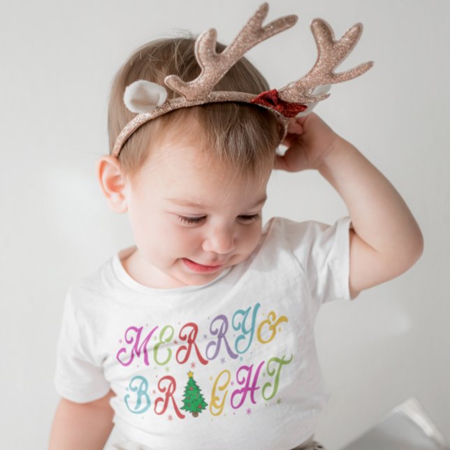 Camiseta Infantil Árvore de Natal Colorida e Alegre (Merry & Bright Colorful Christmas Tree Toddler T-shirt)