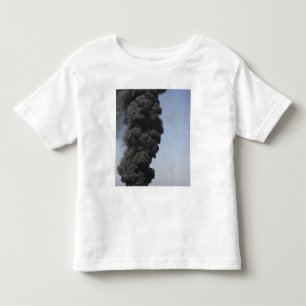Camiseta Infantil As nuvens de fumo escuras e de fogo emergem