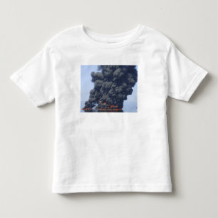 Camiseta Infantil As nuvens de fumo escuras e de fogo emergem 2