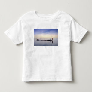 Camiseta Infantil Ásia, Birmânia, (Mianmar) Barco de pesca refletido