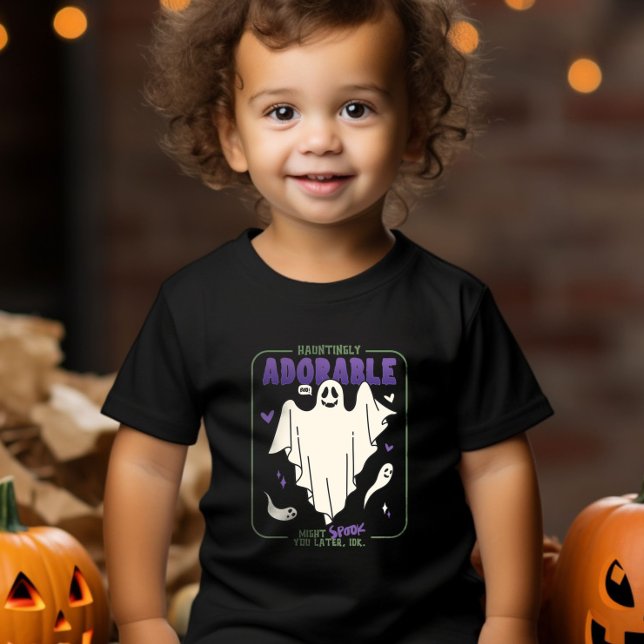 Camiseta Infantil Assustadoramente Adorável Dia de as Bruxas engraça (Hauntingly Adorable Funny Halloween Ghost Sayings Baby T-Shirt)