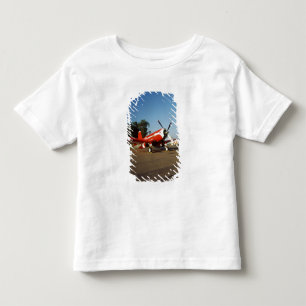 Camiseta Infantil avião F2G-1D Super Corsair em um show aéreo em