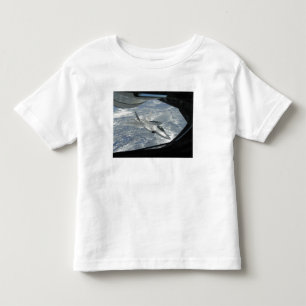 Camiseta Infantil Bancos de um raptor F-22 longe de um KC-135