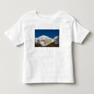 Camiseta Infantil Bandeiras de oração e Monte Jhomolhari, Butão.