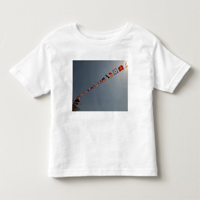 Camiseta Infantil Bandeiras voam sobre o convés do USS Iwo Jima (Frente)