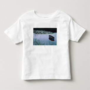 Camiseta Infantil Barco a remo em pequeno lago rodeado por água