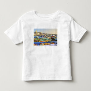 Camiseta Infantil Barcos sendo preparados para a pesca, A Igreja de