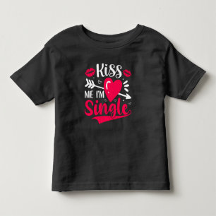 Camiseta Infantil Beije Me Eu Estou Solteiro Cute Dia Dos Namorados