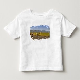 Camiseta Infantil Bicicletas de estrada andam pela estrada de terra