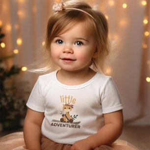 Camiseta Infantil Boho Chic Girafa Citação Pequeno Aventureiro