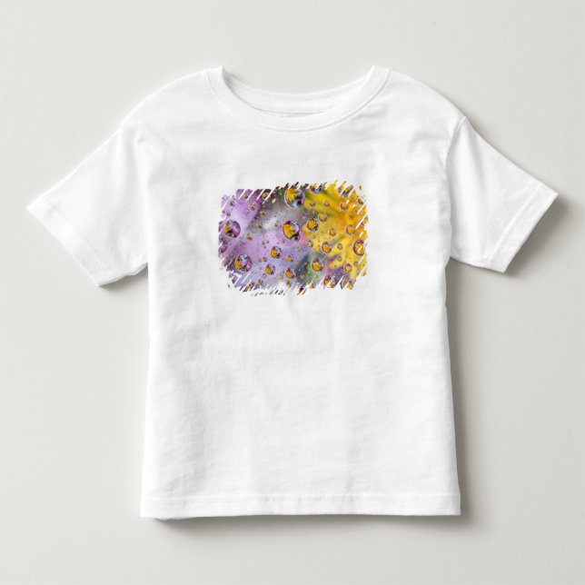 Camiseta Infantil Bolhas abstratas com flores. Crédito: Nancy (Frente)