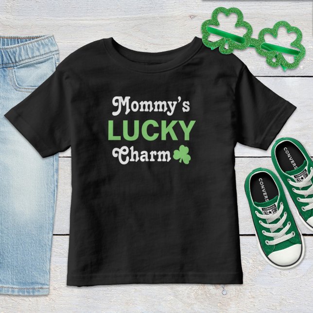 Camiseta Infantil Bonita Mommys Lucky Charm Dia de São Patrício Verd (Criador carregado)